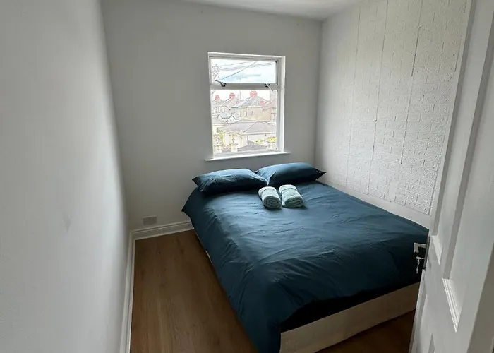 Nice Double At 2 Iveragh Rd-8