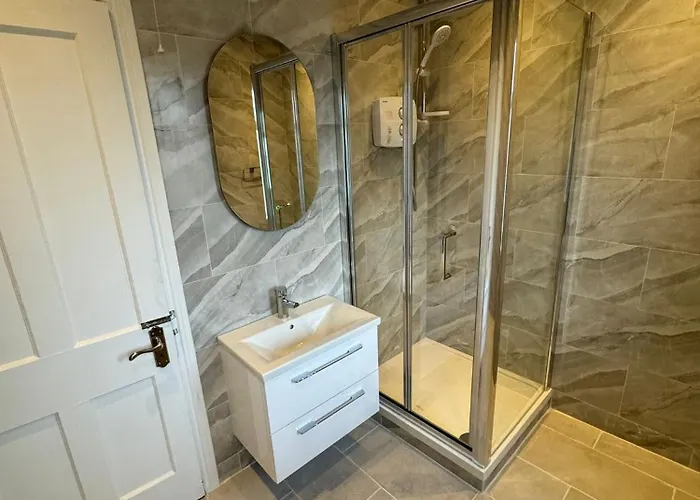 Gasthof Nice Double At 2 Iveragh Rd-8