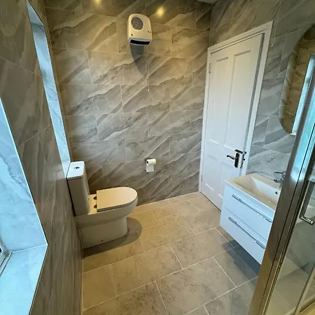 Guest house Nice Double At 2 Iveragh Rd-8 *
