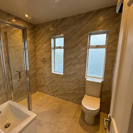 Guest house Nice Double At 2 Iveragh Rd-8 *